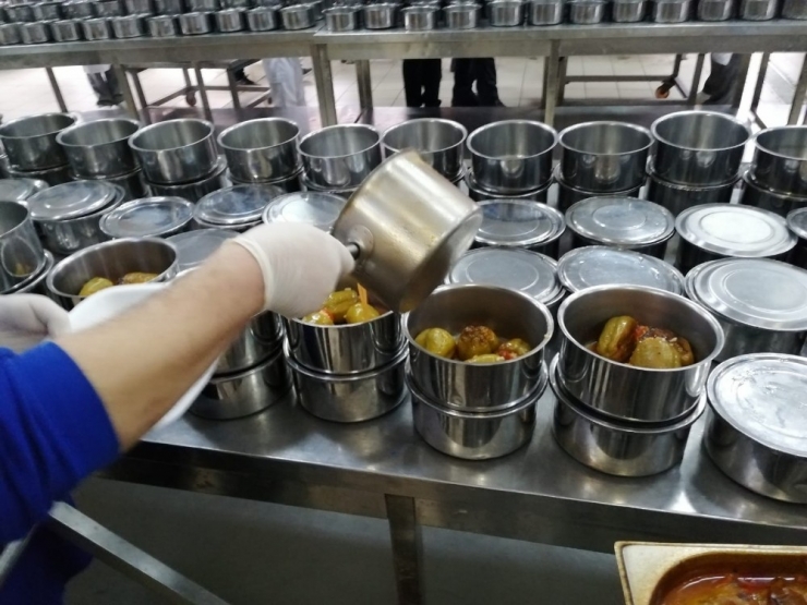 Üsküdar’da Yaşlı Ve Kronik Hastalara Dev Kazanlarda Pişirilen Yemekler Dağıtılıyor