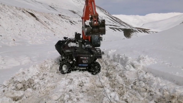 Facianın Yaşandığı Bölgede Çığ Altında Kalan Araçlar Çıkarılıyor