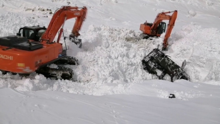 Facianın Yaşandığı Bölgede Çığ Altında Kalan Araçlar Çıkarılıyor