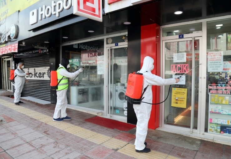 Van Büyükşehir Belediyesi Caddeleri Dezenfekte Etti