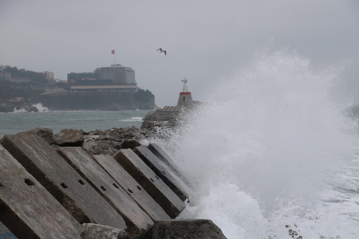 Zonguldak’ta Rüzgar Nedeniyle Dalgalar Mendireği Aştı