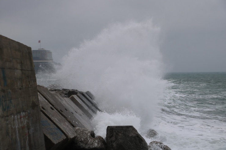 Zonguldak’ta Rüzgar Nedeniyle Dalgalar Mendireği Aştı