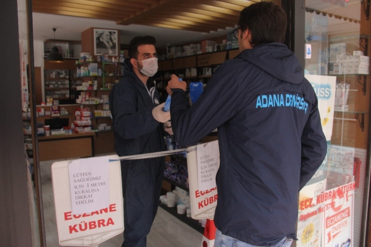 Eczanede Özel Kıyafetli Ve Güvenlik Şeritli Korona Önlemi