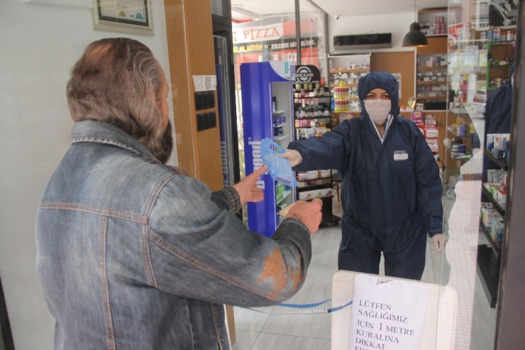 Eczanede Özel Kıyafetli Ve Güvenlik Şeritli Korona Önlemi