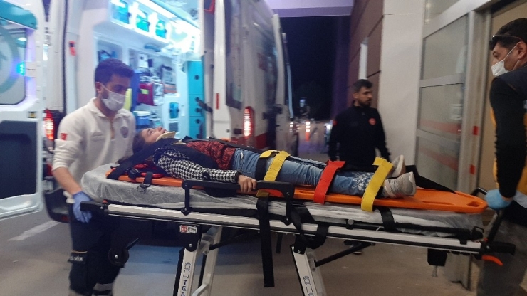 İki Otomobil Çarpıştı: 4 Yaralı