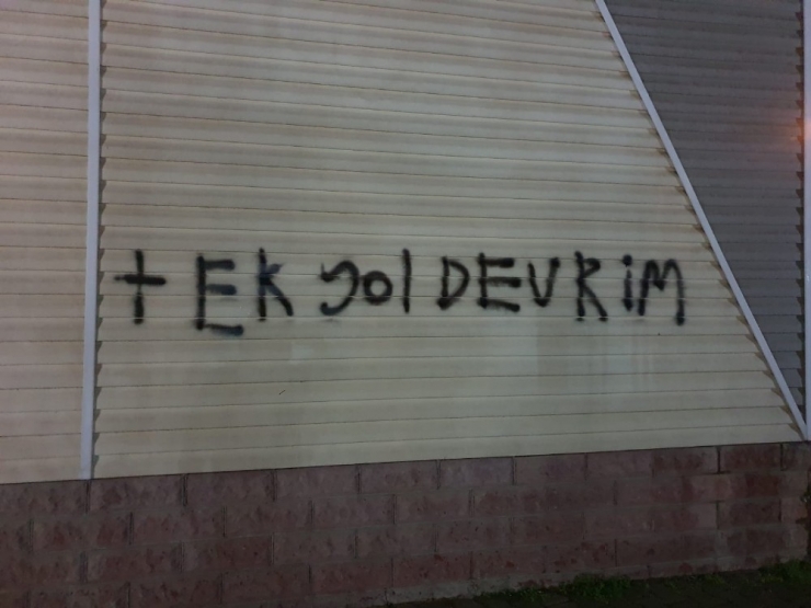 Cami Ve Kurum Duvarına Yazılan Yazıları Polis Sildi
