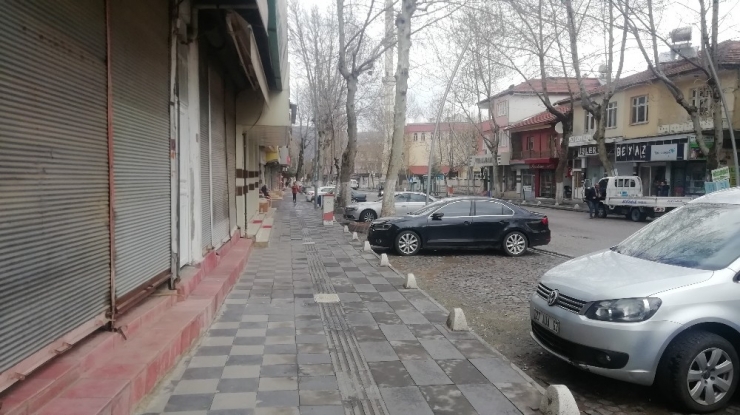 Gölbaşı İlçesinde Cadde Ve Sokaklar Boşaldı