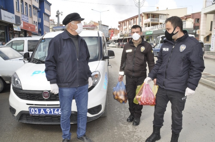 Şuhut’ta Evde Oturanların İhtiyaçlarını Polis Ekipleri Karşılıyor