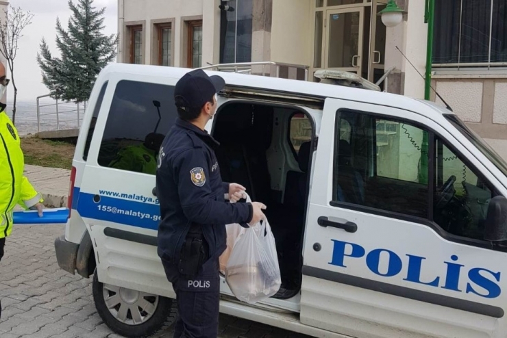 Akçadağ’da Yaşlıların Alışverişi Polisten