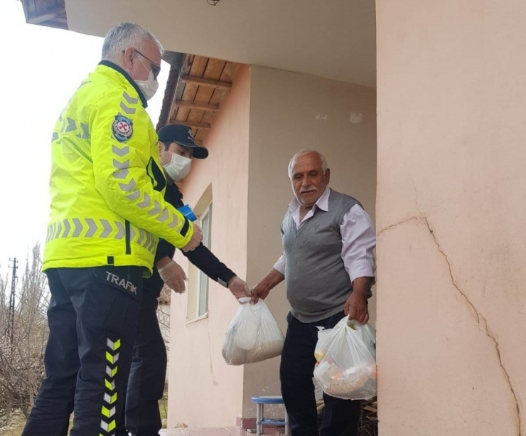 Akçadağ’da Yaşlıların Alışverişi Polisten