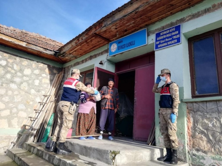 Amasya’da 65 Yaş Üstü Vatandaşlara Jandarmadan Gıda Yardımı