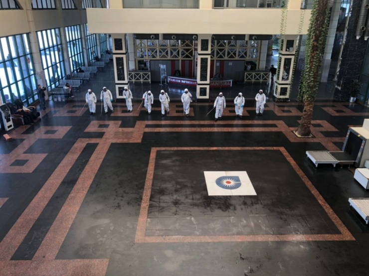 Antalya’da Yollar Yıkanarak Dezenfekte Ediliyor