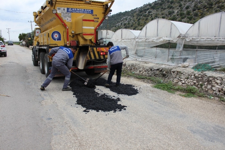 Kumluca’da Yol Bakım, Onarım Ve Yama Çalışması Yapıldı