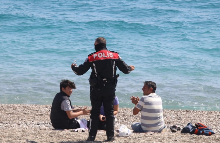 Dünyaca Ünlü Konyaaltı Sahilindeki Yoğunluğa Polisten ’Korona’ Uyarısı