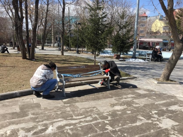 Ardahan’da Parklarda Ki Banklar Sökülüyor