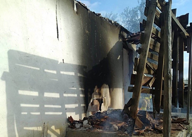 Yakılan Ateş Evin Çatısını Yaktı