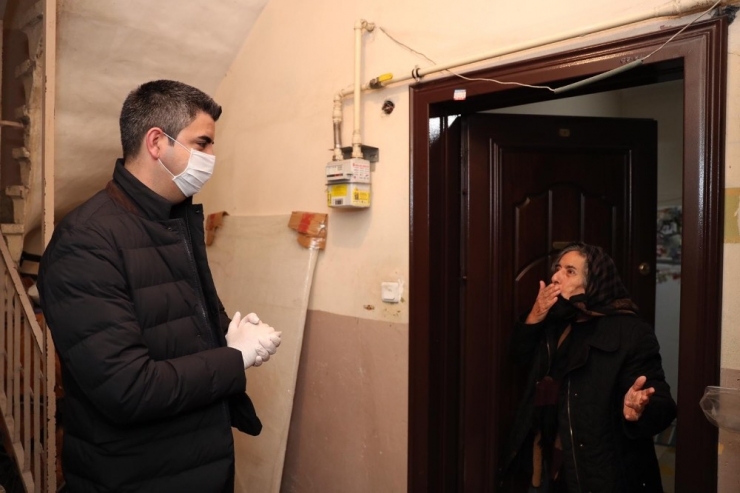 Başkan Gökhan Yüksel’den Yaşlı Vatandaşlara Kapıda Ziyaret