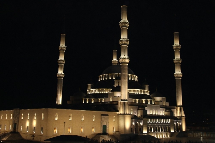 Başkent’te ’Korona’ya Karşı Yatsı Namazının Ardından Dua Edildi