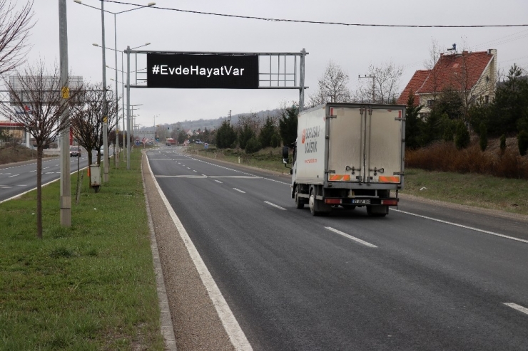 Bolu’da, Sürücülere Işıklı Tabelalardan ‘Evde Kal’ Çağrısı