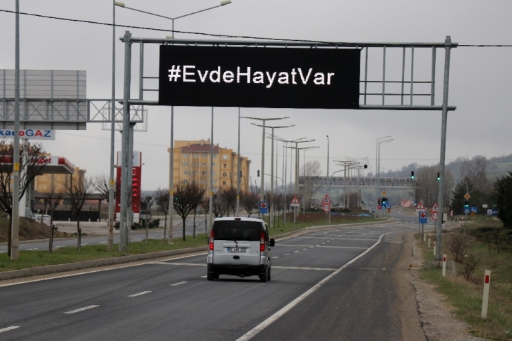 Bolu’da, Sürücülere Işıklı Tabelalardan ‘Evde Kal’ Çağrısı