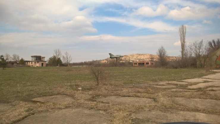 Bulgaristan, Türkiye’ye Geçmeyi Bekleyen Tırlar İçin Eski Askeri Havaalanını Parka Dönüştürüyor