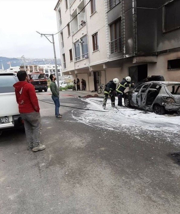 Park Halindeki Otomobil Alev Topuna Döndü