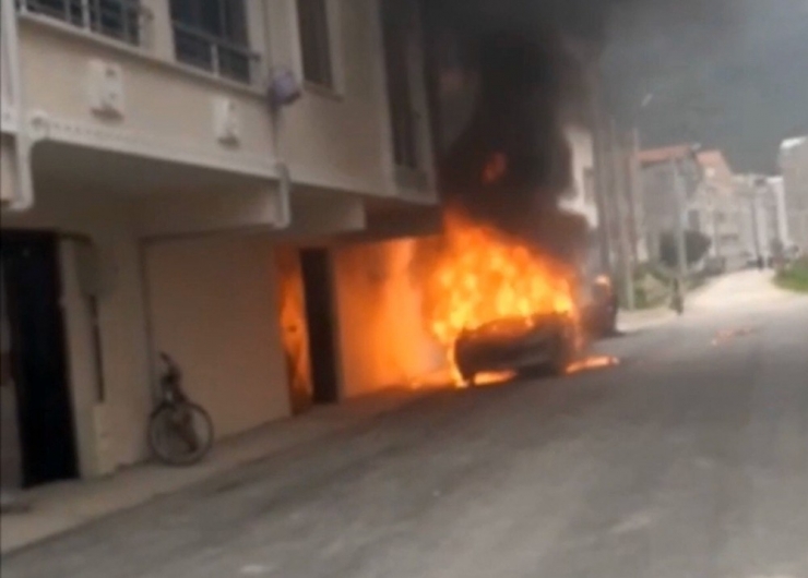 Park Halindeki Otomobil Alev Topuna Döndü