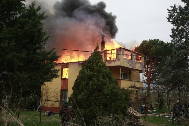 İki Katlı Ev Küle Döndü