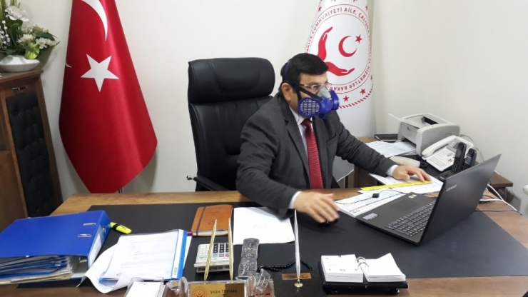 Daire Müdürü, Virüse Karşı Oksijen Maskesi İle Görevi Başında