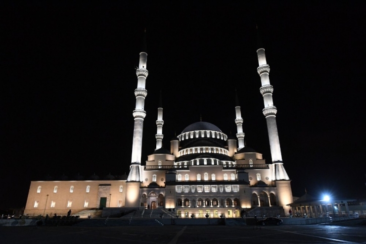 Diyanet İşleri Başkanı Erbaş, Korona Virüs Salgınının Sona Ermesi İçin Dua Etti