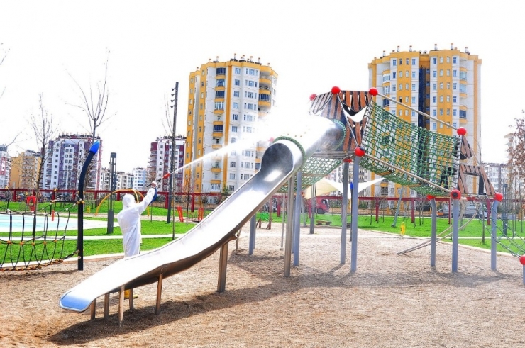 Belediye Ekipleri Parkları Dezenfekte Etmeye Devam Ediyor