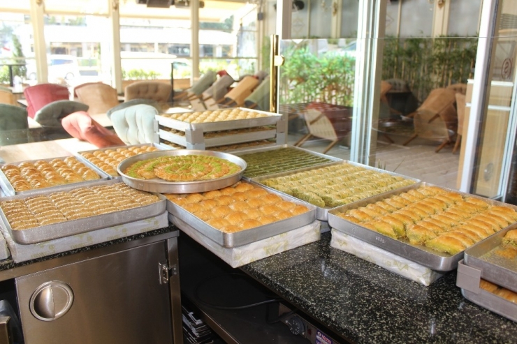 Kadayıfçı Sıtkı Ustadan ‘Evlere Servis’ Hizmeti