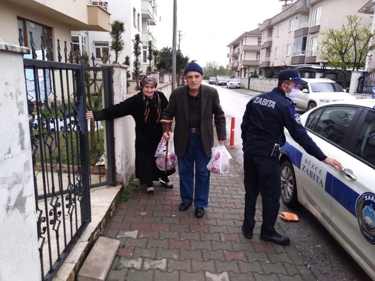 Belediye Ekipleri Yaşlıları Evlerine Kadar Getiriyor