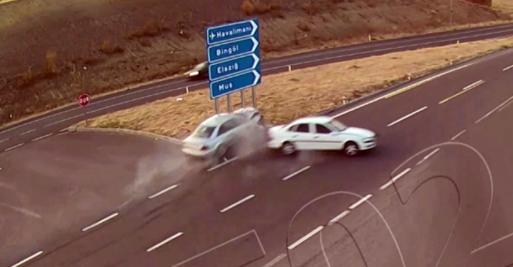 Elazığ Ve Bingöl’de Trafik Kazaları Kameraya Yansıdı