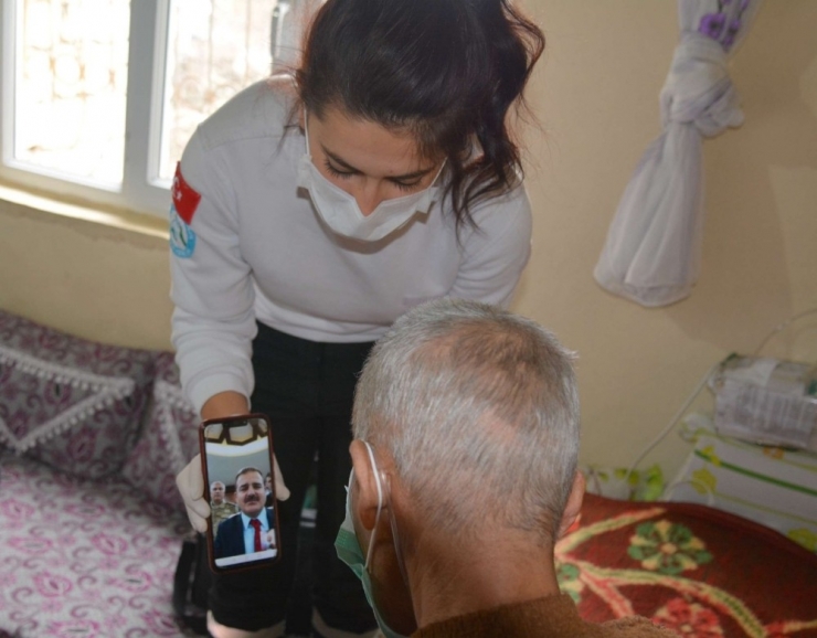 Vali Akbıyık, Yaşlı Vatandaşlarla Görüntülü Görüştü