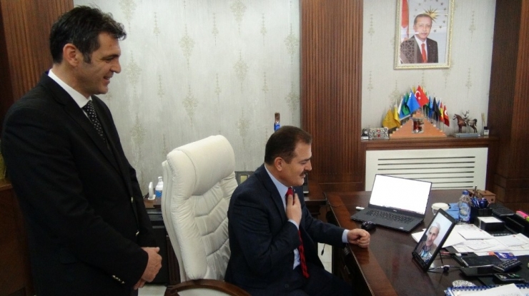 Vali Akbıyık, Yaşlı Vatandaşlarla Görüntülü Görüştü