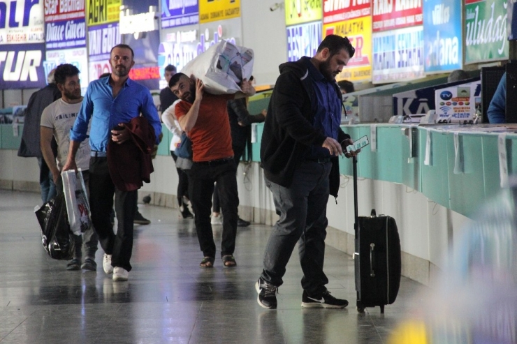 İzmir Otogarı’nda Otobüsler Yarı Dolu Yola Çıktı