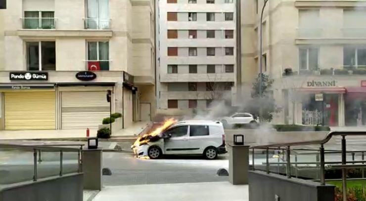 Kadıköy’de Otomobilin Sokak Ortasında Alev Alev Yandığı Anlar Kamerada