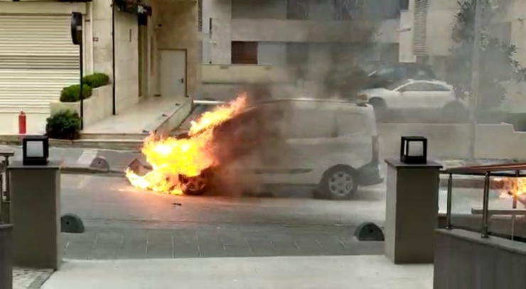 Kadıköy’de Otomobilin Sokak Ortasında Alev Alev Yandığı Anlar Kamerada