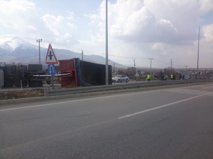 Karaman’da Pts Direğine Çarpan Tır Devrildi: 1 Yaralı