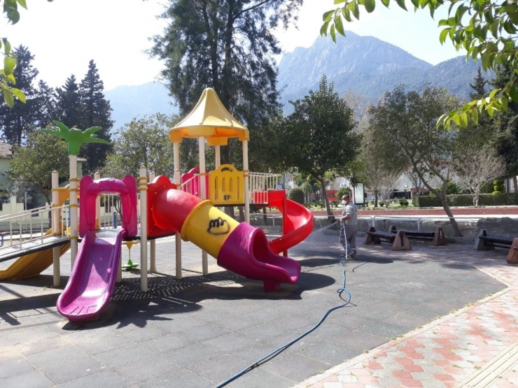 Kemer’de Dezenfekte Çalışmaları Devam Ediyor