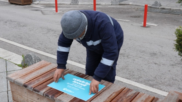 “Evinde Kal” Mesajı Şehrin Bir Çok Yerine Asıldı