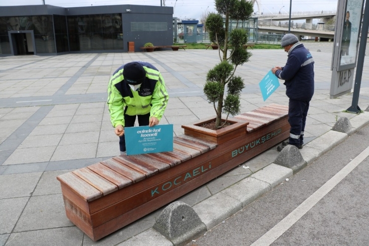 “Evinde Kal” Mesajı Şehrin Bir Çok Yerine Asıldı