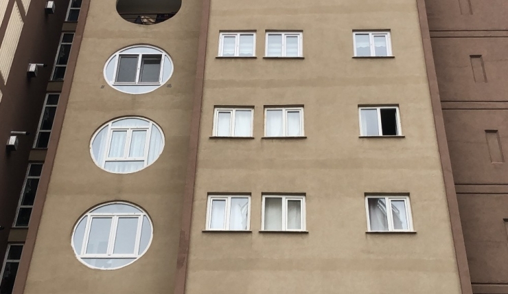 Tansiyon Hastası Kadını, Çocukları Evin Balkonunda Ölü Buldu