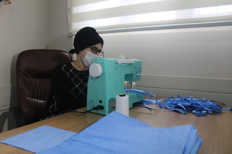 Bu Mahallenin Kadınları Sağlık Çalışanları İçin Evlerinde Maske Dikiyor