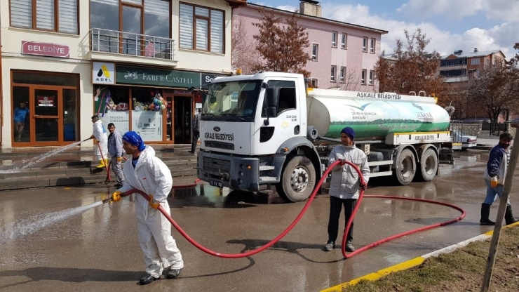 İlçe Merkezi Köpüklü Suyla Yıkandı