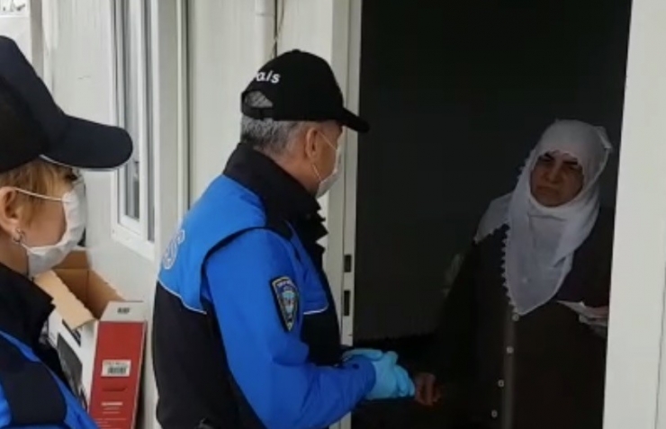 Polis 371 Yaşlıya Hizmet Etti, Maaşlarını Bile Çekip Teslim Etti