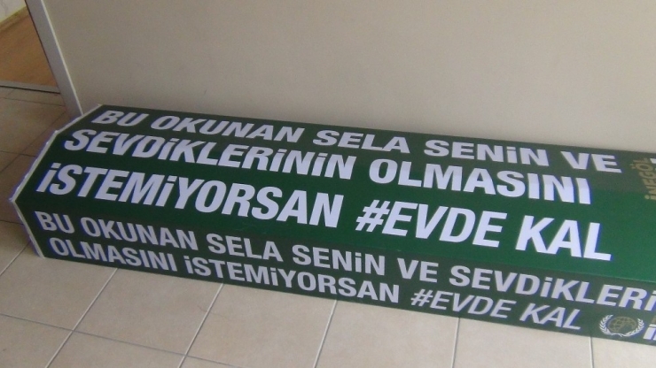 İhh Tabutla Çağrı Yaptı: "Lütfen Evde Kalın!"