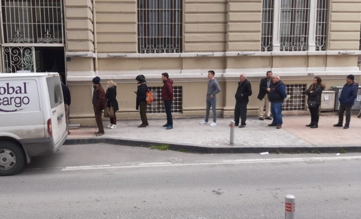 Samsun’da Banka Önlerinde Kuyruk Oluştu