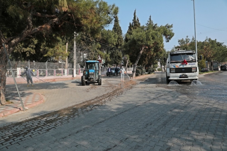Akhisar’da Dezenfekte Ve Yıkama Çalışmaları Aralıksız Devam Ediyor